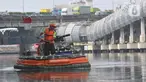 Petugas Unit Penanganan Sampah Badan Air Dinas Lingkungan Hidup (UPS Badan Air Dinas Lingkungan Hidup) menggunakan perahu yang terbuat dari botol plastik bekas di aliran Kali Ancol Jalan Martadinata, Jakarta Utara, Rabu (22/5/2024). (merdeka.com/Imam Buhori)