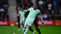 Bek Chelsea asal Prancis Malo Gusto mencoba untuk mengontrol bola saat pertandingan melawan Bournemouth pada pekan kelima Liga Inggris di stadion Vitality (AFP)