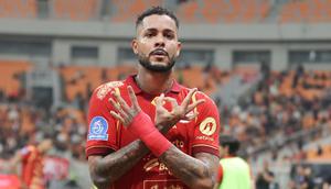 Penyerang andalan Persija Jakarta, Maxwell Souza melakukan selebrasi usai mencetak gol penentu kemenangan atas PSM Makassar pada pekan ke-22 BRI Super League 2025/2026 yang digelar di Jakarta International Stadium, Jumat (20/2) malam WIB. (Bola.com/Abdul Aziz)