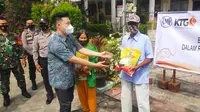Manager PT Asia Mega Pasifik Immanuel Belly membagikan beras kepada warga terdampak Covid-19. (Liputan6.com/M Syukur)