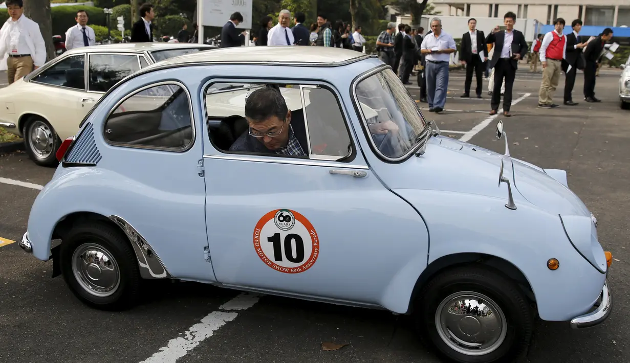 Para petinggi dari Honda,Toyota dan Nissan bersalaman selama acara promosi Tokyo motor Show di Jepang, Sabtu (24/10/2015).  Nantinya lebih dari 76 merk mobil ternama akan hadir dalam pagelaran ini. (REUTERS/Toru Hanai)