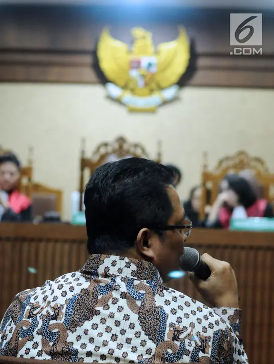 Wakil Ketua MPR dari Partai Golkar, Mahyudin saat menjadi saksi pada sidang lanjutan dugaan korupsi proyek e-KTP dengan terdakwa Setya Novanto di Pengadilan Tipikor, Jakarta, Kamis (15/3). Mahyudin saksi yang meringankan. (Liputan6.com/Helmi Fithriansyah)