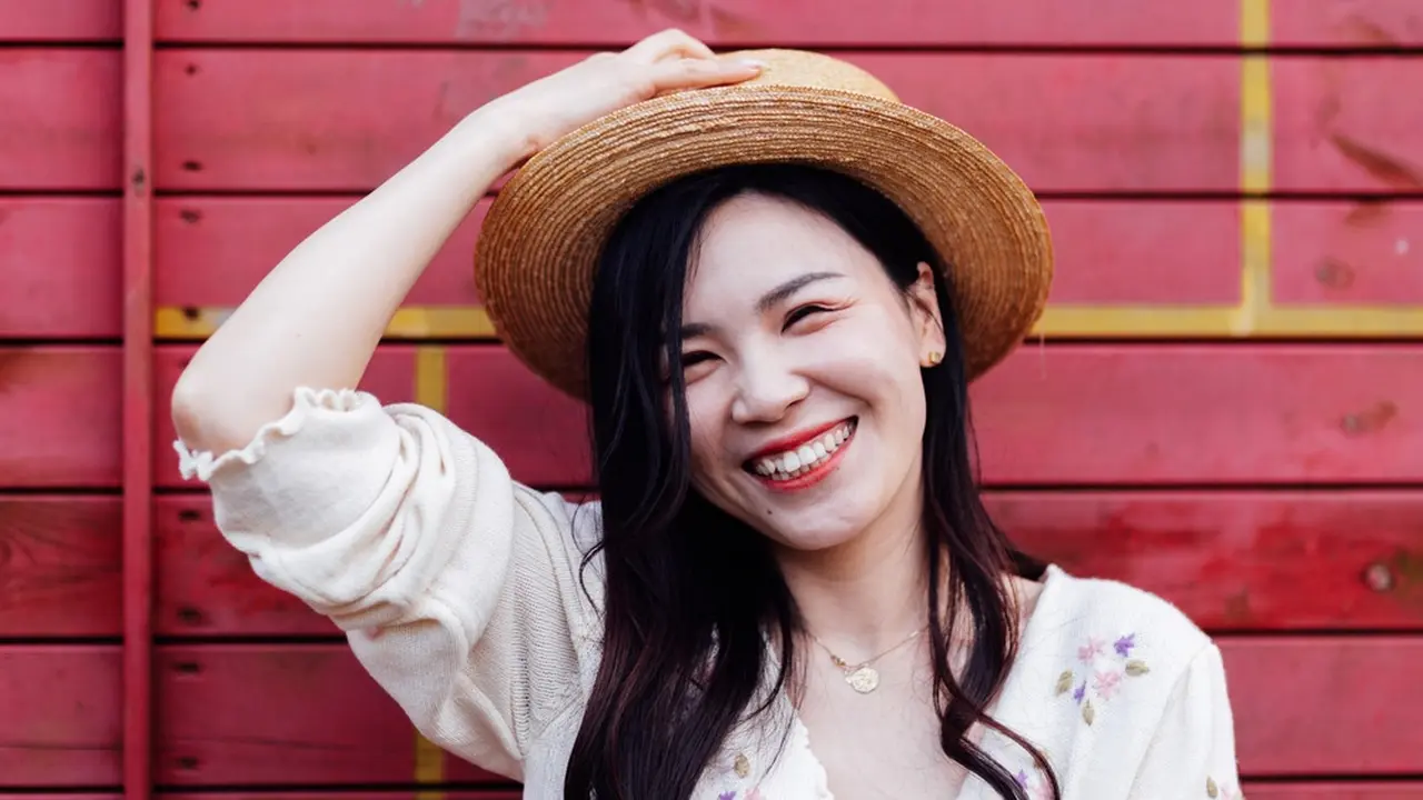 tertawa santai cantik