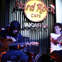 Achmad Albar dan Ian Antono di konser World AIDS Day (Deki Prayoga/Bintang.com)