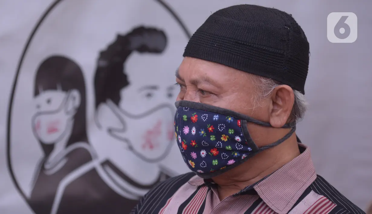 Warga lanjut usia (lansia) mendatangi Balai Besar Pelatihan Kesehatan Jakarta untuk vaksinasi COVID-19, di Jalan Hang Jebat, Jakarta Selatan, Selasa (2/3/2021). Vaksinasi Covid-19 itu dengan prioritas sasaran warga lansia berusia 60 tahun ke atas, dan ber-KTP DKI Jakarta. (merdeka.com/Imam Buhori)