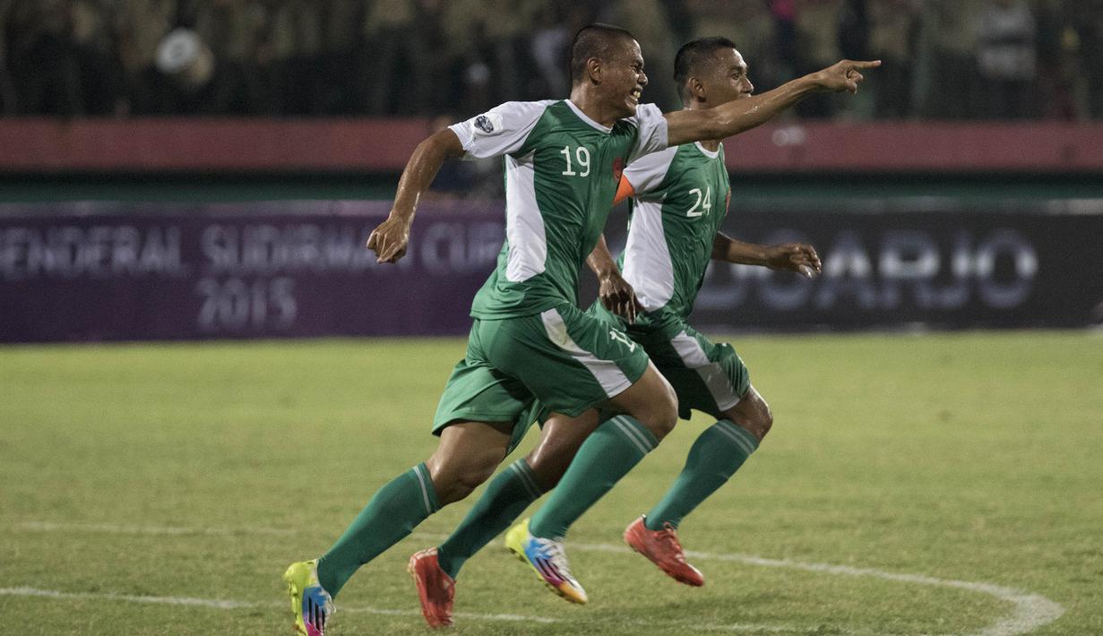 Pemain PS TNI, Aldino Herdianto, merayakan gol penyeimbang ke gawang PBFC pada laga Piala Jenderal Sudirman di Gelora Delta Sidoarjo, Jawa Timur, Rabu (18/11/2015). (Bola.com/Vitalis Yogi Trisna)