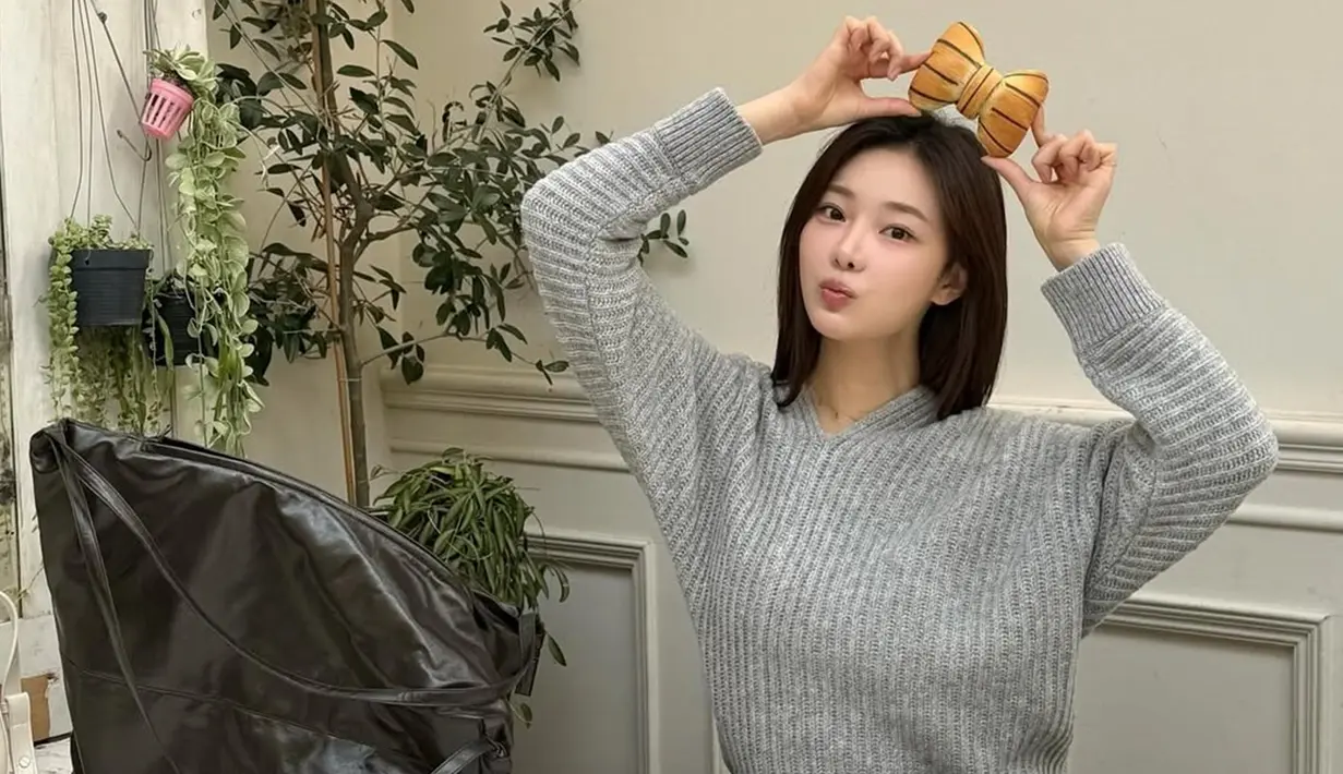 Lee Sian bukan hanya seorang influencer dan model lepas, tapi sebelumnya juga dikenal sebagai mantan trainee idol. Lee Sian memiliki pengalaman mengikuti dua program survival K-Pop terkenal, yaitu Idol School dan Produce 48 yang ditayangkan oleh Mnet. (Liputan6.com/IG/@youseeany)