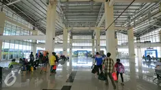 Para penumpang menunggu keberangkatan di terminal terpadu Pulo Gebang, Jakarta, Selasa (27/12). Perbaikan fasilitas di Terminal Pulogebang, Jakarta Timur hingga kini sudah mencapai 90 persen. (Liputan6.com/Angga Yuniar)