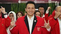 Ketua Umum PKPI Diaz Hendropriyono (kanan) saat pelantikan pengurus DPN PKPI periode 2018-2024 di Jakarta, Rabu (30/5). Pelantikan tersebut dihadiri seluruh pengurus PKPI baru. (Liputan6.com/Immanuel Antonius)