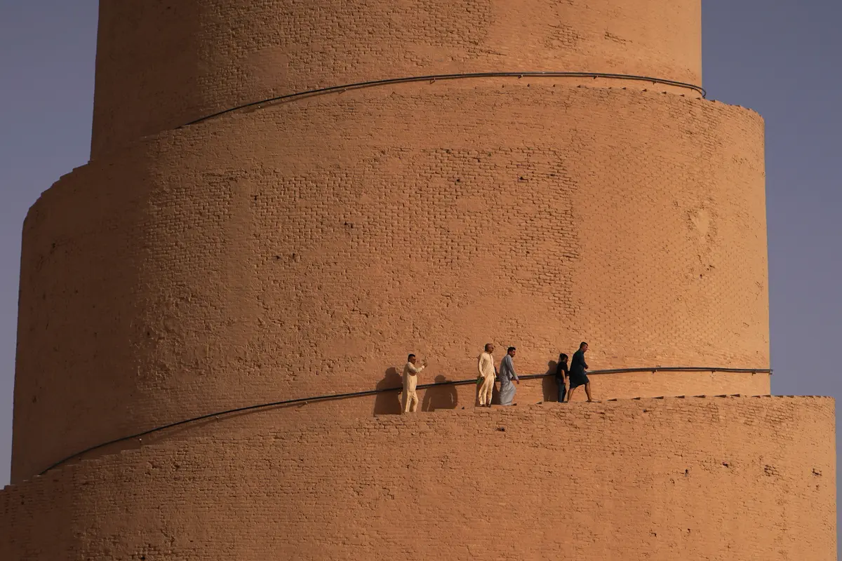 Menaiki Menara Spiral Malwiya di Irak