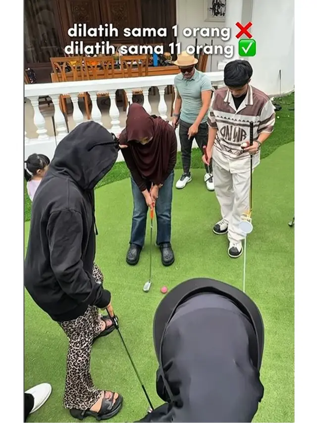 6 Potret Aurel Hermansyah Latihan Main Golf, Diajari Mertua dan Ipar Halilintar