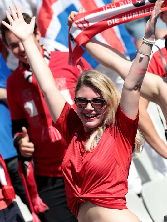 Aksi Suporter Austria memberi semangat kepada timnya saat melawan Islandia pada grup F Euro Cup 2016 di Stadion Stade de France, Saint-Denis, Kamis (23/6/2016) dini hari WIB. (AFP/Kenzo Tribouillard)