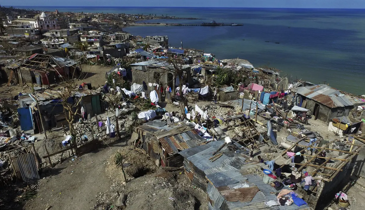 Perkampungan Port-au-Prince yang terletak di pinggir pantai setelah dihantam badai Matthew, Haiti, Senin (10/10). Haiti menghadapi krisis kemanusian yang membutuhkan "respon masif" dari masyarakat internasional. (AFP Photo/Nicolas Garcia)