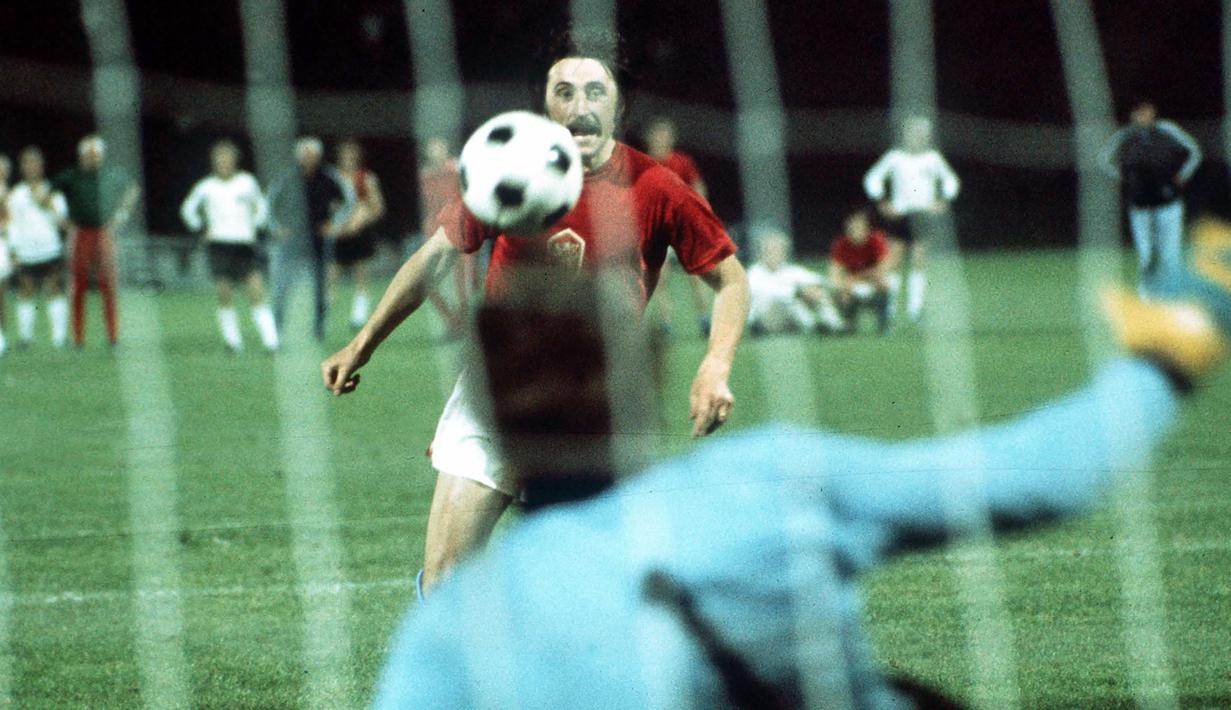 Antonin Panenka melakukan tugasnya dengan cara tak biasa. Bukannya melepaskan tendangan keras atau pun menempatkan bola ke sudut gawang, ia justru memilih men-chip bola ke arah tengah. Kiper Jerman Barat, Sepp Meier terbang ke kiri dan tertipu mentah-mentah. (thesefootballtimes.co)