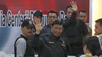 Menko Polhukam Wiranto melambaikan tangan usai memberikan keterangan pers pasca kerusuhan napi teroris di Rutan Cabang Salemba, di Mako Brimob Kelapa Dua, Depok Kamis (10/5). (Liputan6.com/Herman Zakharia)