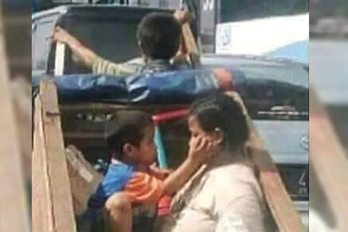 [Bintang] Jadi Viral! Foto Ibu dan Anak di Gerobak Ini Bikin Netizen Menangis Haru
