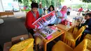 Petugas melakukan persiapan di Tempat Pemungutan Suara (TPS) 008, Kelurahan Gambir, Kecamatan Gambir, Jakarta Pusat, Rabu (17/4). Jelang hari pencoblosan, tempat capres nomor urut 01 Joko Widodo atau Jokowi menggunkan hak suaranya ini terus berbenah. (Liputan6.com/Angga Yuniar)