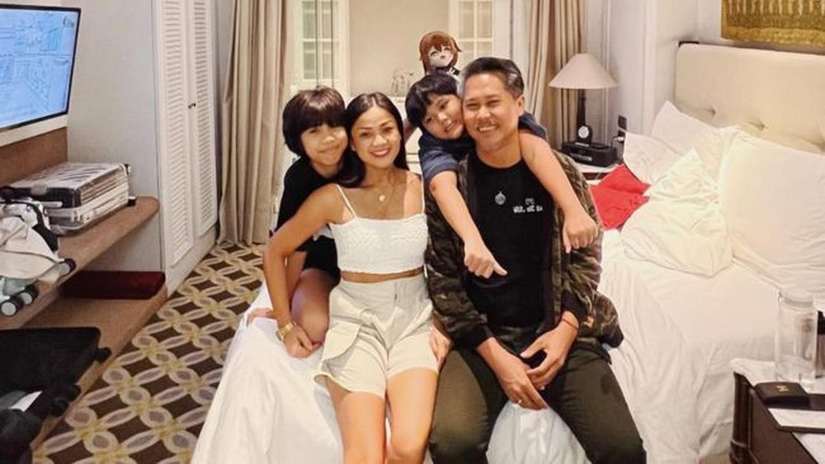 Ernest Cokelat Unggah Foto Lawas Bareng Nirina Zubir, Tatapan Mata Jadi Sorotan Netizen