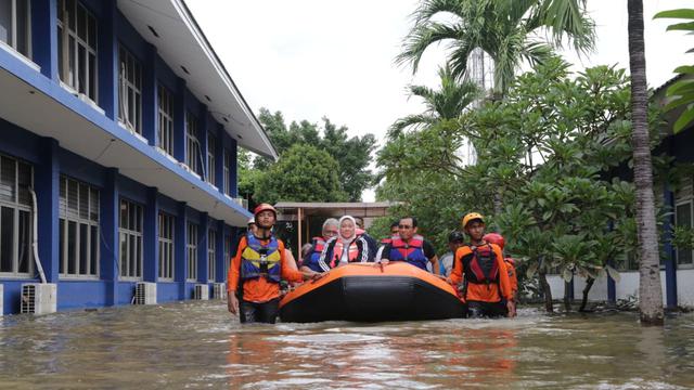 Pantau Kondisi BBPLK Bekasi, Menaker Ida Terobos Banjir Pakai Perahu Karet