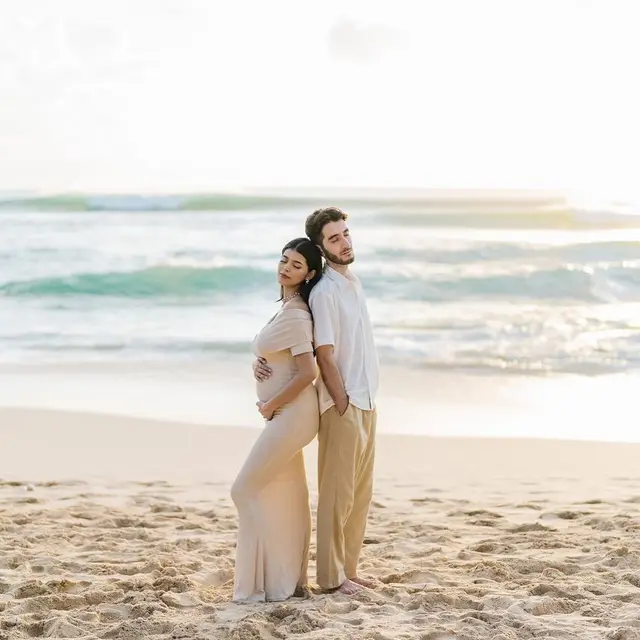 7 Potret Maternity Shoot Jharna Bhagwani di Kehamilan Pertama, Tampil Romantis di Pantai