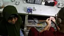 Seorang pasien anak sedang menunggu pemasangan bola mata palsu di Klinik Ilyarsi Okularis, Villa Bintaro Indah, Tangsel, Selasa (15/5). Pembagian 23 mata palsu gratis merupakan donasi dari 8 anak perusahaan BUMN. (Liputan6.com/Fery Pradolo)