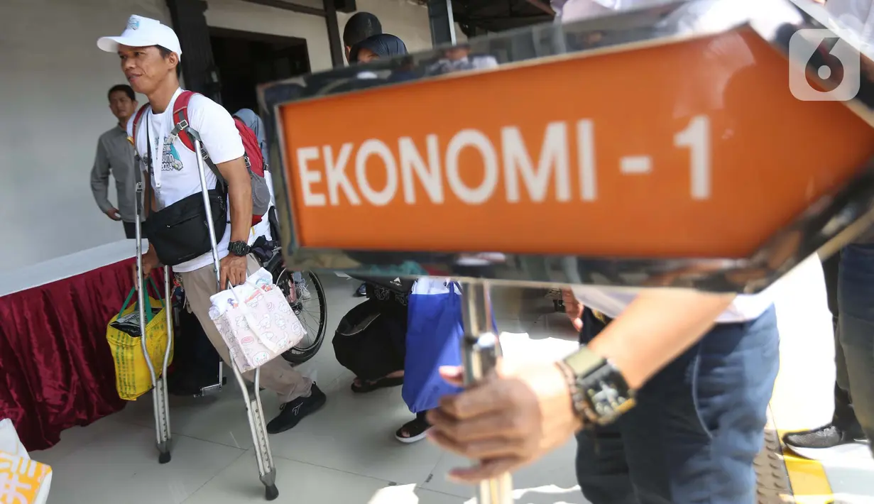 Tahun ini, 35 penyandang disabilitas termasuk keluarga diberangkatkan untuk mudik ke sejumlah kota di pulau Jawa menggunakan fasilitas KA Jarak Jauh. (Liputan6.com/Helmi Fithriansyah)