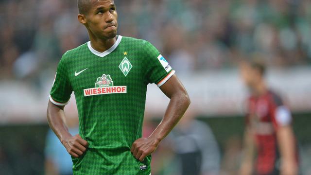 Theodor Gebre Selassie pemain Werder Bremen melakukan gol bunuh diri indah dari luar kotak penalti saat timnya melawan Schalke o4 di pekan pertama Bundesliga 2015.