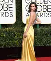 Aktris cantik Emily Ratajkowski, hadir di acara bergengsi itu dengan tampilan yang memukau. Mengenakan gaun panjang berwarna kuning, kecantikan Emily semakin terpancar. Namun ada kejadian memalukan yang tidak disadarinya saat berpose. (AFP/Bintang.com)