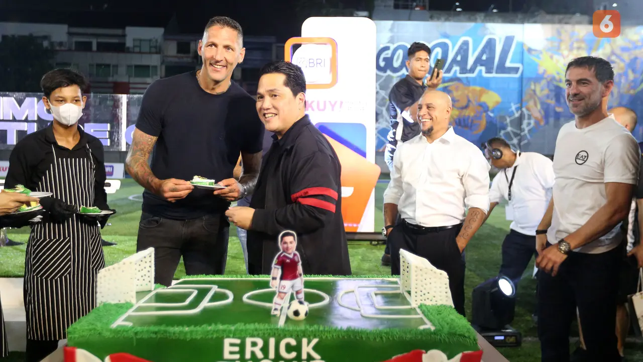 Foto: Senangnya Erick Thohir Rayakan Ulang Tahun Bareng 5 Legenda Sepak Bola Dunia di Sela Acara BRImo Future Garuda