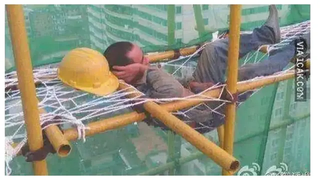 8 Potret Kuli Bangunan saat Santai di Tempat Proyek Ini Bikin Geleng Kepala