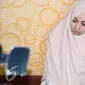 Terry Putri begitu sedih di depan jenazah sang ibu. (Sapto Purnomo/Liputan6.com)