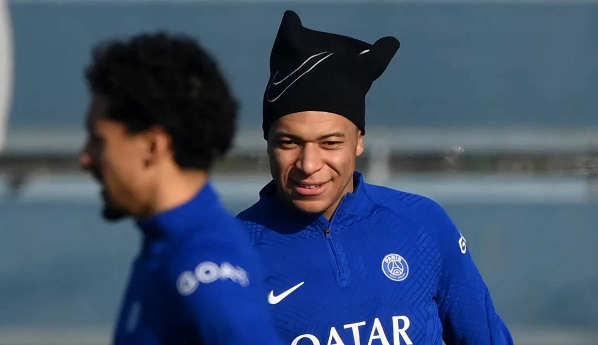 Penyerang PSG, Kylian Mbappe mengambil bagian dalam sesi latihan di Saint-Germain-en-Laye, sebelah barat Paris pada 13 Februari 2023. Mbappe berpeluang main melawan Bayern Muenchen pada pertandingan babak 16 besar Liga Champions usai mengalami cedera hamstring bulan ini. (AFP/Franck Fife)