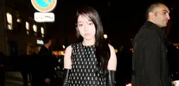 Salah satu tampilan yang mencuri perhatian datang dari Roh Yoonseo, yang tampil dalam balutan mini dress hitam bertekstur dengan detail feather di bagian hem. Dipadukan dengan gloves kulit panjang dan sheer tights.