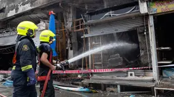 Kebakaran menghanguskan toko-toko hewan peliharaan di sebelah pasar Chatuchak yang terkenal di Bangkok, Thailand. (Chanakarn Laosarakham/AFP)