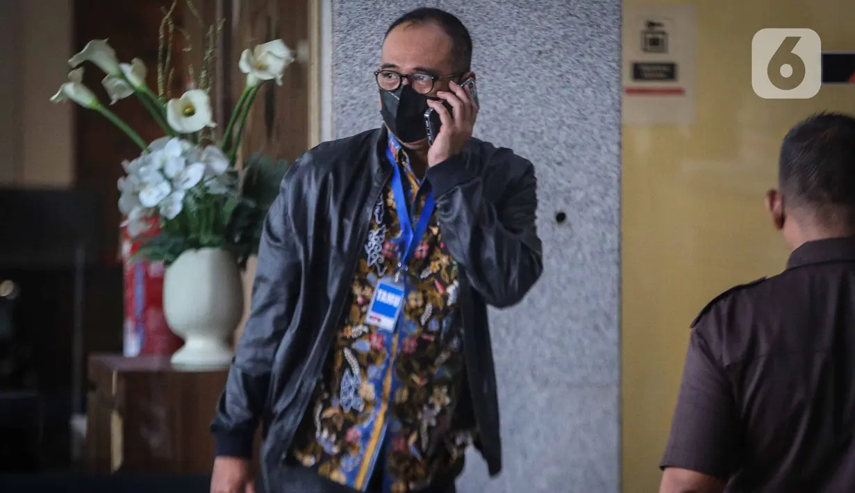 Ayah Mario Dandy Satrio yang juga mantan pejabat Ditjen Pajak Kemenkeu Rafael Alun Trisambodo penuhi panggilan Komisi Pemberantasan Korupsi (KPK) Gedung Merah Putih KPK, Jakarta, Rabu (1/2/2023). Seperti diketahui, anak Rafael Alun, Mario Dandy kerap pamer kendaraan mewah di media sosialnya. (Liputan6.com/Faizal Fanani)