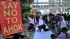 Sejumlah warga membubuhkan tanda tangan mendukung pemakzulan Gubernur DKI Basuki Tjahaja Purnama alias Ahok di Bundaran HI, Jakarta, Minggu (22/2/2015). Mereka melakukan aksi ini karena kebijakan Ahok dinilai tak pro-rakyat. (Liputan6.com/Faizal Fanani)