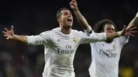 Striker Real Madrid, Cristiano Ronaldo, merayakan gol ke gawang VfL Wolfsburg pada leg kedua perempat final Liga Champions, di Santiago Bernabeu, Selasa (12/4/2016). (AFP/Javier Soriano)