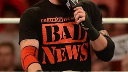 Briton Wade Barrett saat beraksi akan di pertandingan WWE,Manchester Arena, Inggris, (10/11/2015). Barrett kesal terhadap aksi diving yang dilakukan Rooney saat melawan tim kesayangannya Preston. (Dailymail)