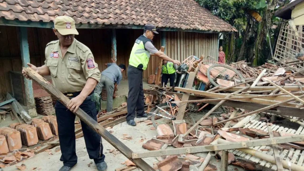Los pasar Cimanggu Kecamatan Cimanggu, Cilacap ambruk total. (Foto: Liputan6.com/Muhamad Ridlo)