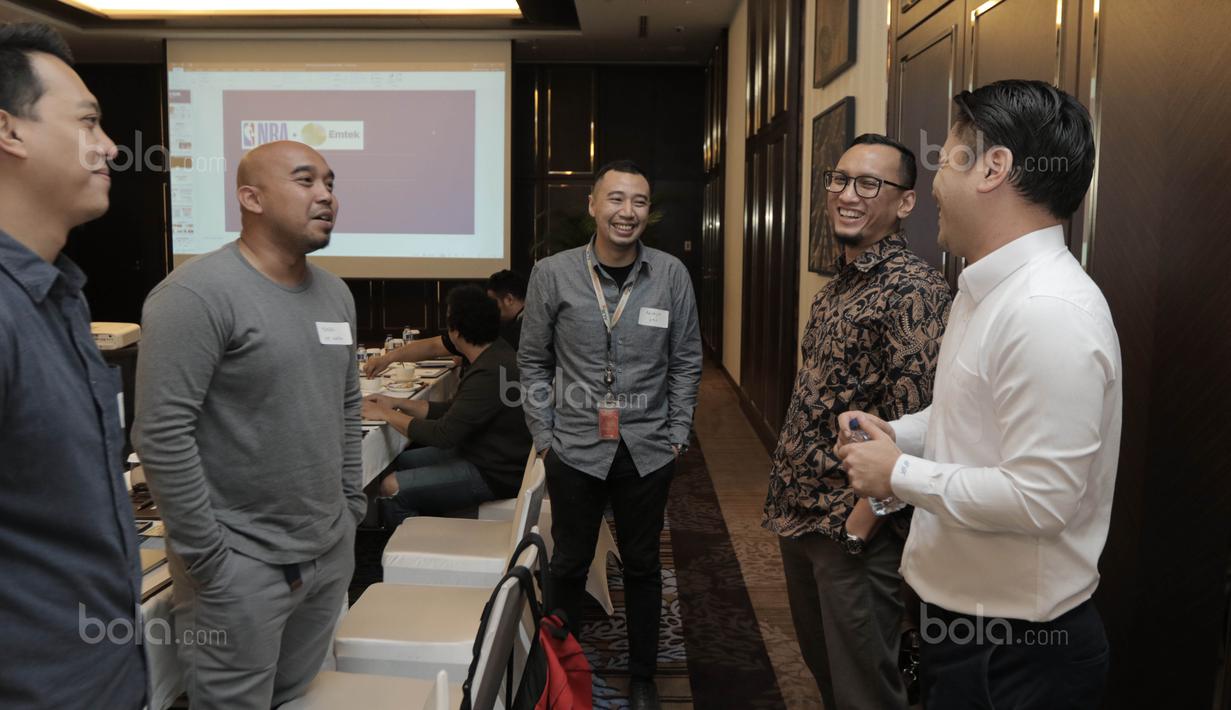 CMO KMK Online, Prami Rachmiadi (2kanan) dan peserta Workshop NBA berdiskusi sebelum acara mulai di Hotel Fermount, Jakarta, (7/9/2017). Emtek satu-satunya grup Media di Indonesia yang menjalin kerjasama dengan NBA. (Bola.com/Nicklas Hanoatubun)  