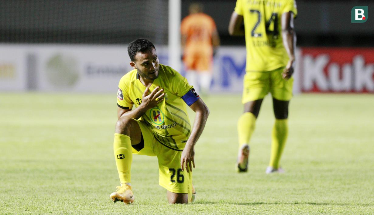 Rizky Pora. Gelandang Barito Putera ini melakukan aksinya saat menghadapi PSIS Semarang di Stadion Manahan, Solo (21/3/2021). Pada masa injury time, ia melepaskan tendangan bebas dari sisi kiri pertahanan PSIS. (Bola.com/M Iqbal Ichsan)