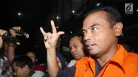Tersangka Bupati Purbalingga, Tasdi kenakan rompi oranye sambil salam metal usai pemeriksaan di Gedung KPK, Jakarta, Selasa (5/6). Bupati Tasdi diduga menerima uang Rp 100 juta dari pemenang proyek pembangunan tahap dua. (Liputan6.com/Herman Zakharia)
