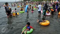 Keseruan sejumlah anak berenang di pantai yang berada di Taman Impian Jaya Ancol, Jakarta, Kamis (7/7). Ancol tetap menjadi primadona tempat wisata bagi warga Jakarta dan sekitar untuk mengisi libur Lebaran. (Liputan6.com/Johan Tallo)