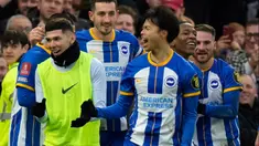 Pemain Brighton and Hove Albion Kaoru Mitoma merayakan kemenangan atas Liverpool usai pertandingan sepak bola putaran keempat Piala FA di Stadion Falmer, Brighton, Inggris, 29 Januari 2023. Liverpool kalah 1-2 dan harus tersingkir dari Piala FA. (AP Photo/Alastair Grant)