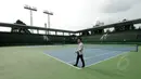 Salah satu perwakilan delegasi OCA meninjau lapangan tenis di sekitar Gelora Bung Karno, Jakarta, Senin (26/1/2015). Delegasi OCA meninjau beberapa tempat penyelenggaraan Asian Games 2018 di sekitar Gelora Bung Karno. (Liputan6.com/Helmi Fithriansyah)