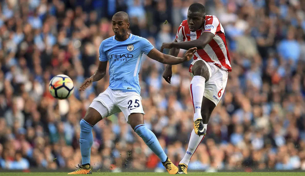 Pemain Manchester City, Fernandinho (kiri) mencetak satu gol untuk timnya saat melawan Stoke City apada pekan kedelapan Premier League di Etihad Stadium, Manchester, (14/10/2017). Manchester City menang telak 7-2. (Mike Egerton/PA via AP)