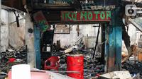 Rumah-rumah di permukiman padat itu terlihat hancur sementara puing-puing masih berserakan di lokasi. (Liputan6.com/Herman Zakharia)