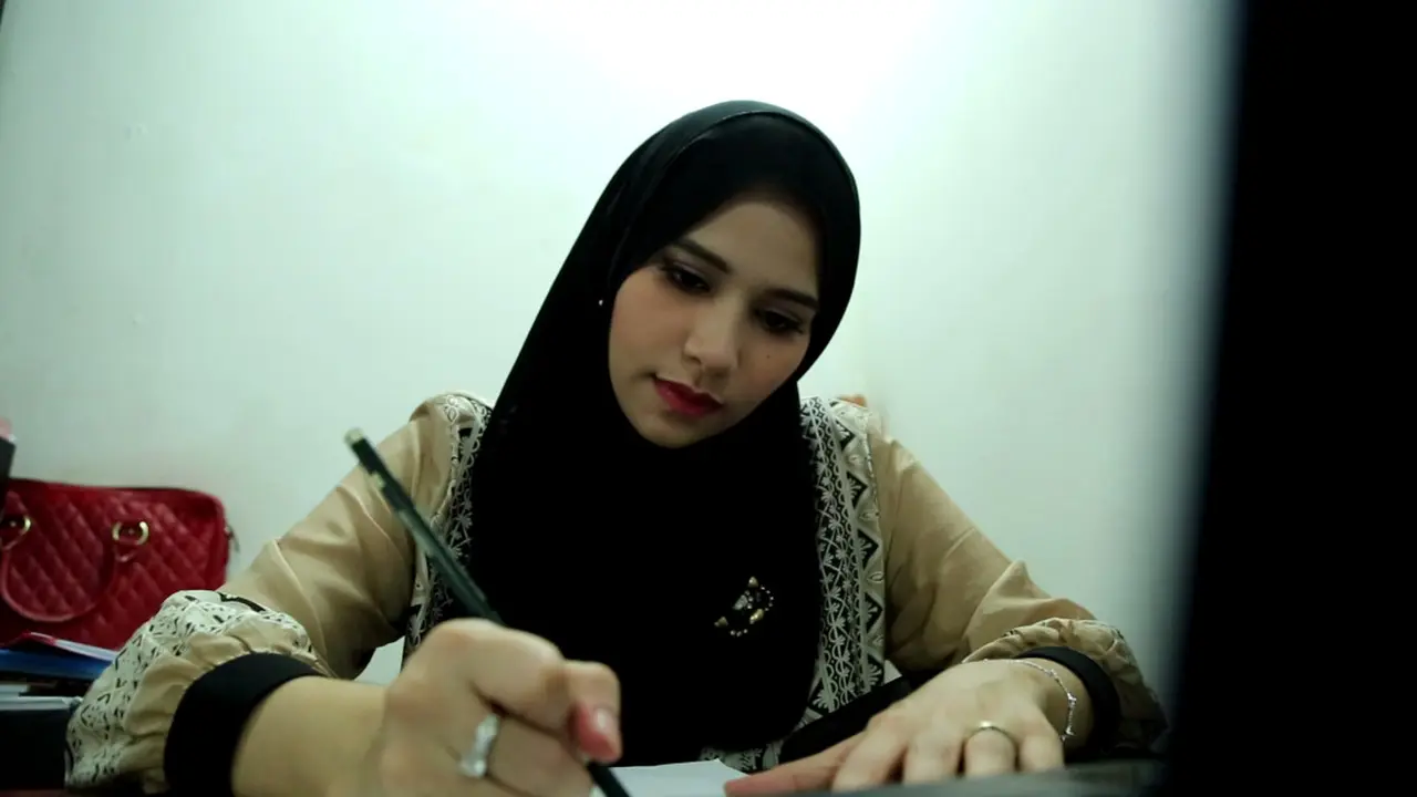 Khanaan Shamlan, desainer mode, pemilik brand modest wear Khanaan.