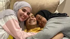 Indra Bekti kondisinya kian membaik saja. Setelah bisa mengingat memori jangka pendek, Bekti akhirnya diizinkan pulang ke rumah. Kehadiran Bekti di rumah pun disambut hangat oleh sanak saudara. Sang istri pun selalu siap siaga merawat Bekti yang masih belum sembuh total. (Liputan6.com/IG/dhila_bekti)