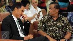 Ketua Umum PBSI Gita Wirjawan (kiri) berbincang dengan mantan Ketua PBSI Joko Santoso jelang perayaan HUT PBSI ke-65 di Jakarta, Senin (9/5/2016). HUT PBSI dilangsungkan di Pelatnas PBSI Cipayung, Jakarta. (Liputan6.com/Helmi Fithriansyah)